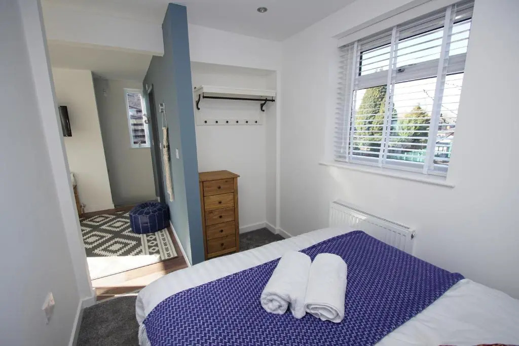 Air Host and Stay - Apartment 3 Broadhurst Court sleeps 4 minutes from town centre