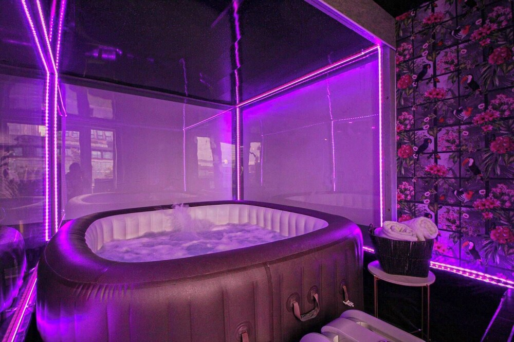 1 Bed Penthouse - Hot Tub - Roof Terrace - Parking