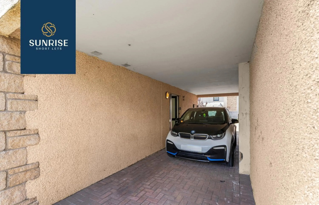 The Townhouse - 4 Rooms Large Beds with TV's, Poker Table, Fully Equipped, Easy Ring-Road Access