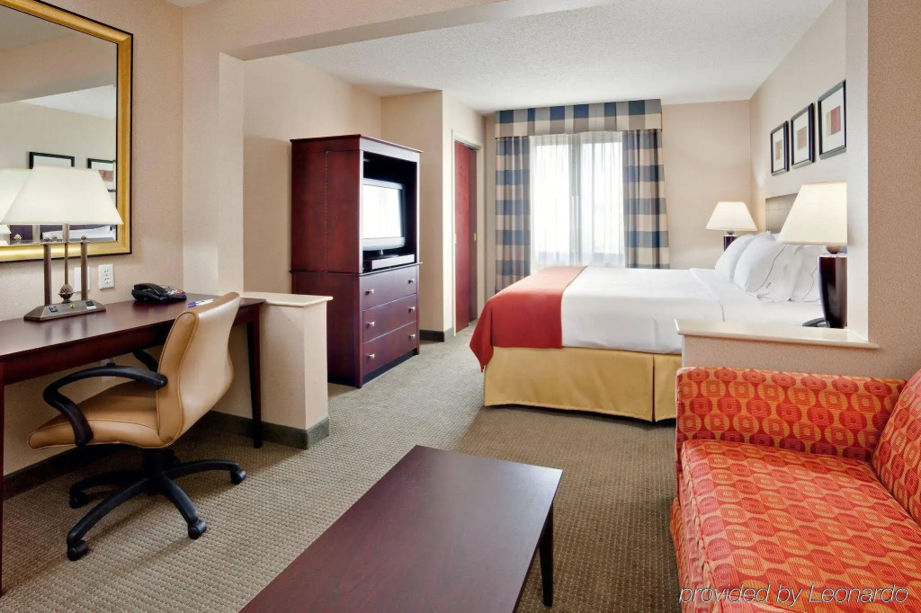 Holiday Inn Express & Suites Bradley Airport by IHG