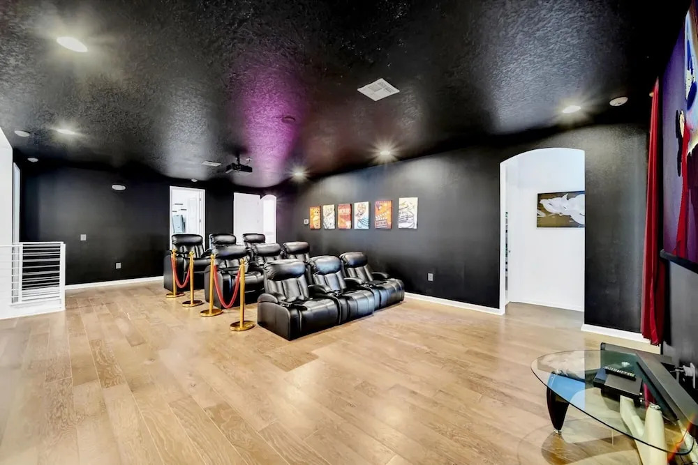 15br Mansion w Private Pool BBQ and Netflix