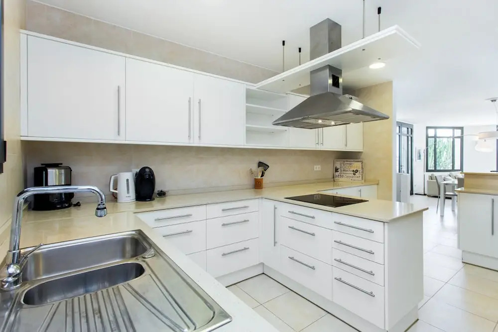 TarracoHomes, Villa with Botanic Garden and Private Pool facing the Beach