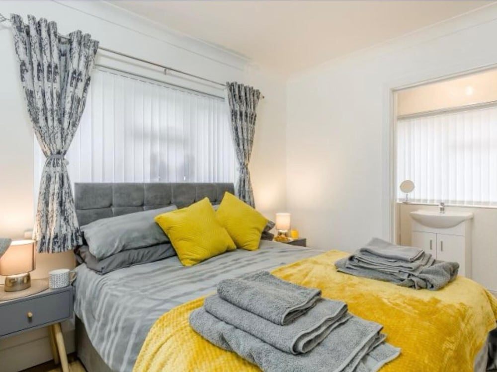 Apartment Sleeps 2 With Parking and Pets Welcome