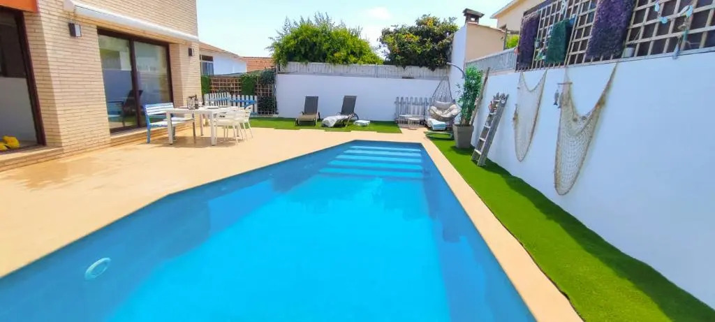 R127 Moderna villa cerca del mar