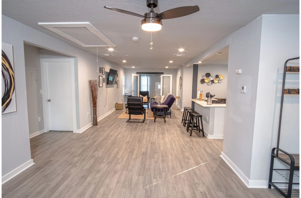 Stylish 4 Br/2ba Renovated Home Near Downtown