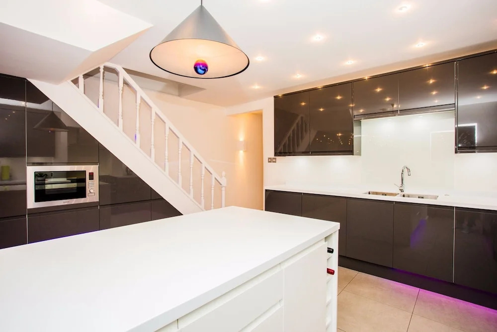 5 Bedroom Home in West London