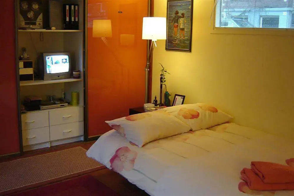 Phildutch Houseboat Amsterdam Bed and Breakfast