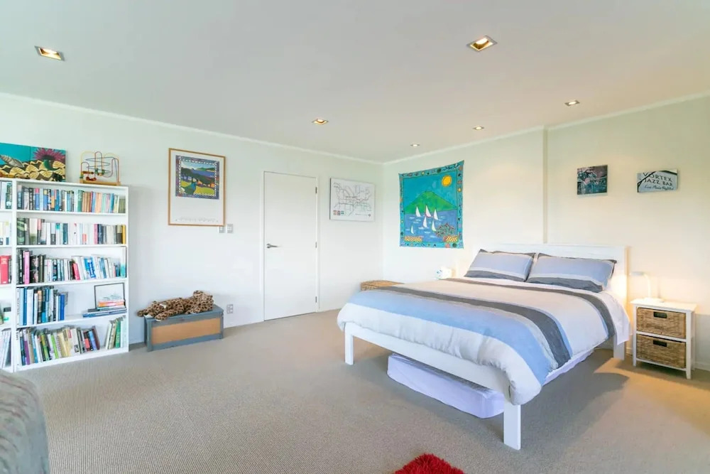 Sunny Poolside Studio in Meadowbank