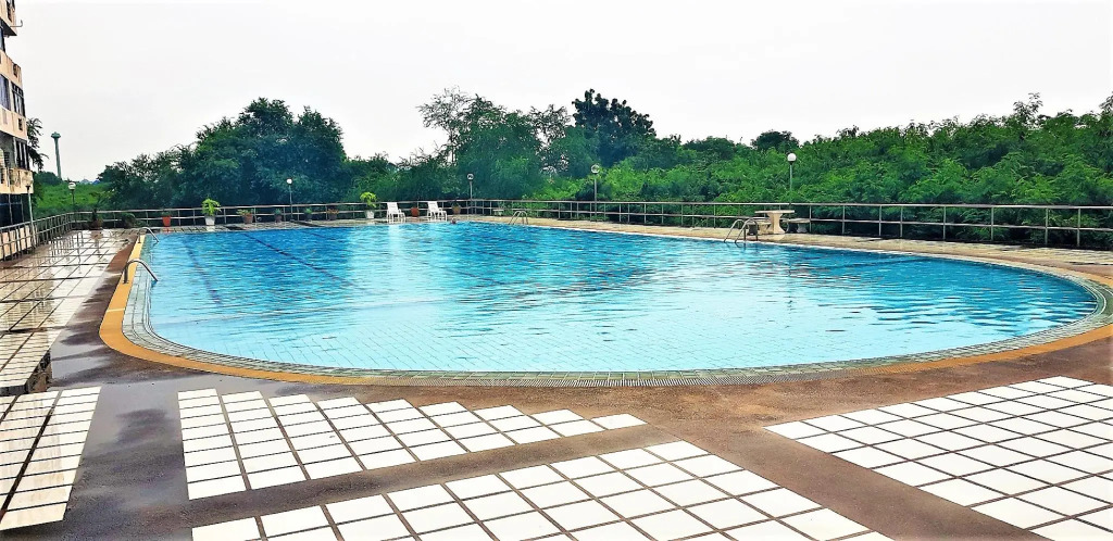 Pattaya Plaza Condotel large studio apartment Sukhumvit