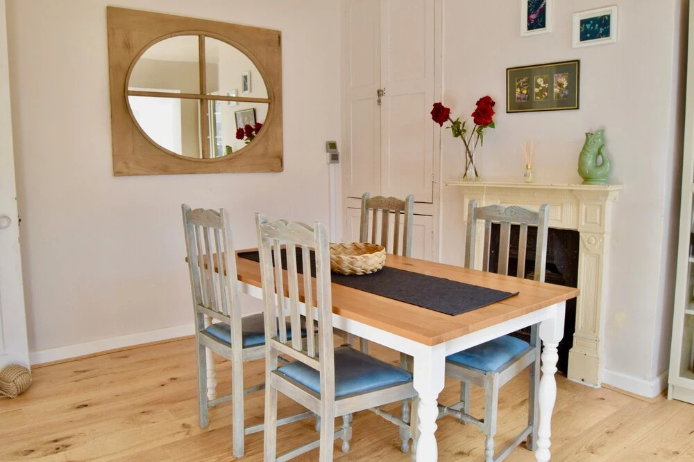 Spacious 3 Bedroom Family Home With Back Garden