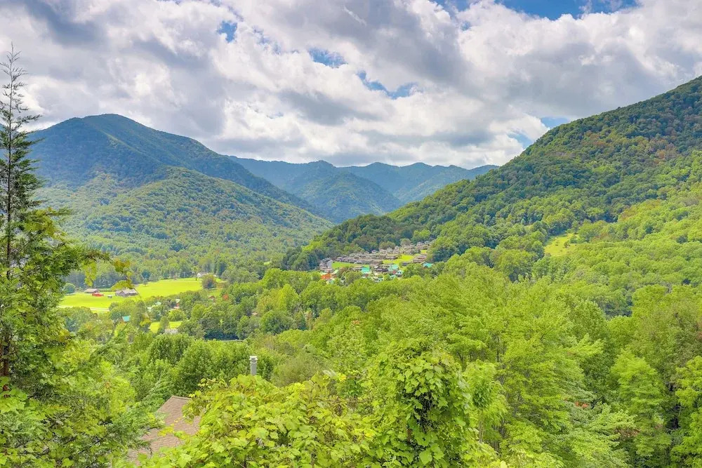 Maggie Valley Mountain Escape w/ Fireplace & Deck!