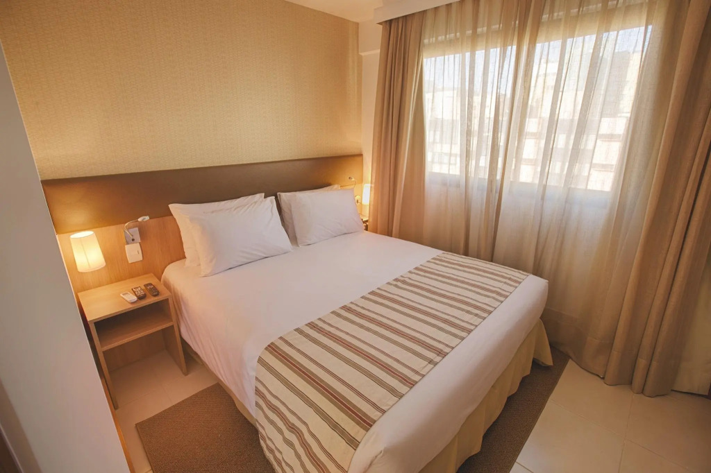 FLAT NO ATHOS BULCÃO HOTEL, 14º ANDAR, VISTA DA CIDADE, AO LADO DA ESPLANADA DOS MINISTÉRIOS E DO ESTÁDIO MANÉ GARRINCHA, SMART TV, WI-FI, PISCINA, ACADEMIA, ESTACIONAMENTO GRÁTIS, DE FRENTE AO BRASÍLIA SHOPPING By REI DOS FLATS