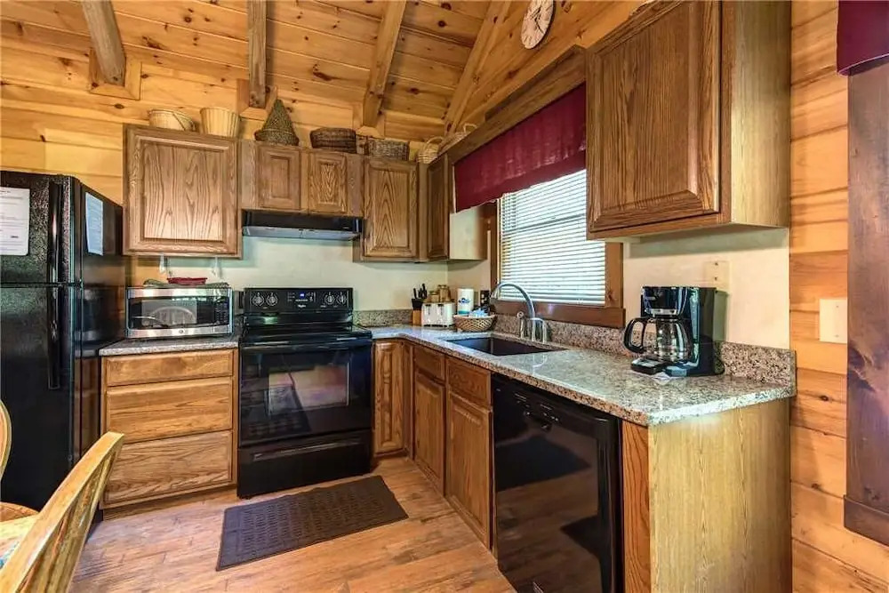 Fawn Cabin 1 Bedroom Home with Hot Tub