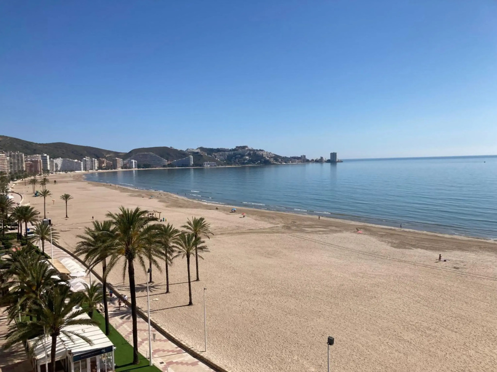 Beachfront and Renovated Apartment
