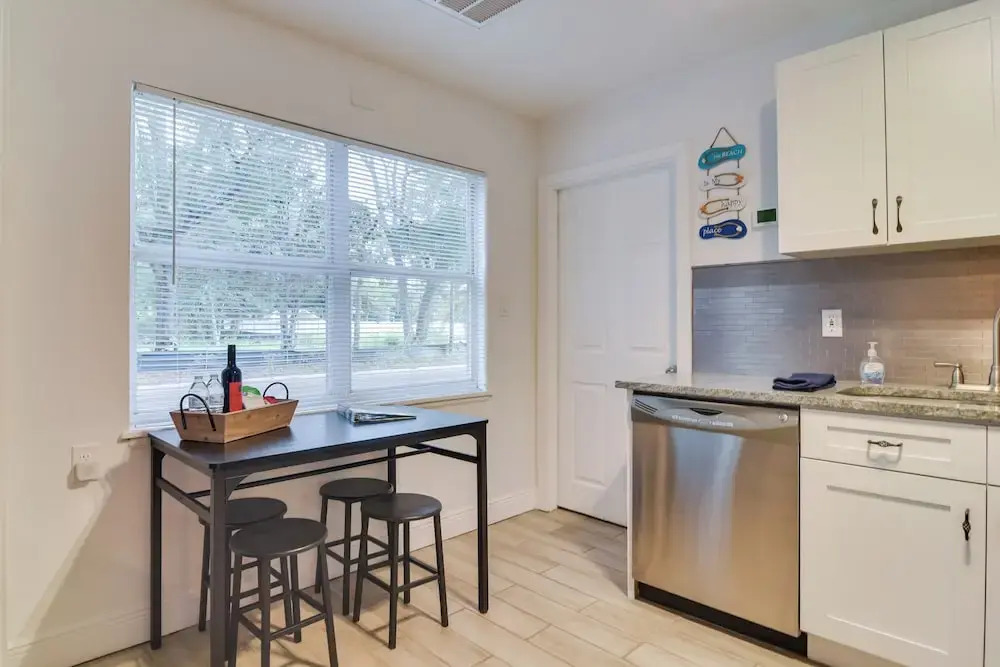 Walk to Art District + Beach: Pet-friendly Getaway