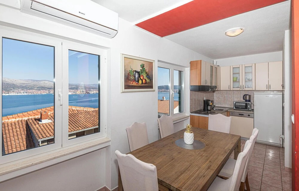 Beautiful Apartment in Okrug Donji With 4 Bedrooms, Wifi and Outdoor Swimming Pool