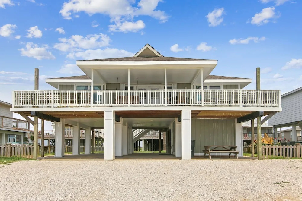 Betsy's Beachfront Cottage 3 Bedrooms 2 Bathrooms Home