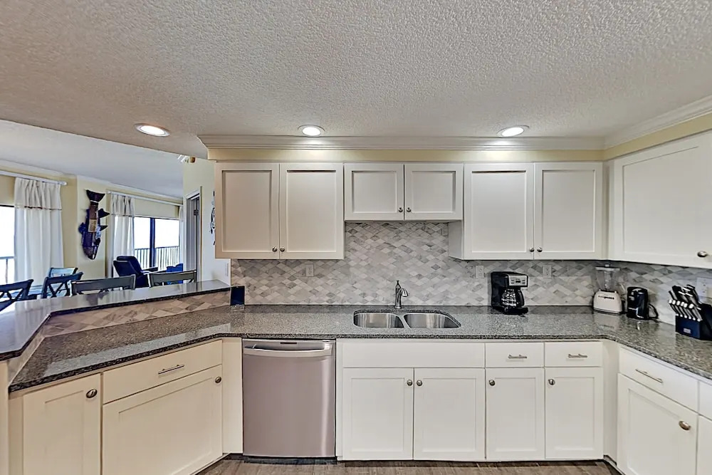 New Listing! Beachfront Corner-unit W/ Pools 3 Bedroom Condo