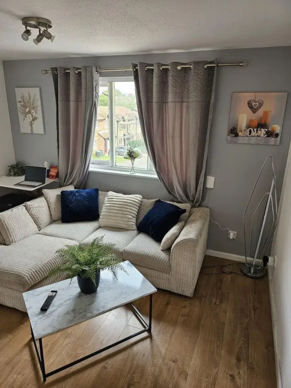 Enchanting Enfield Studio Free Parking