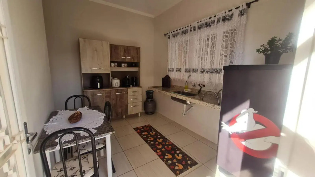 Casa c/ quartos separados + churrasqueira ampla.