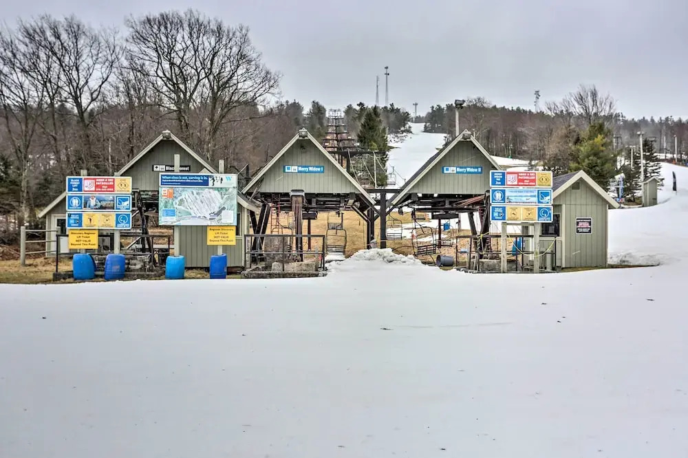 < Half-mi to Skiing: Lake Harmony Home w/ Hot Tub