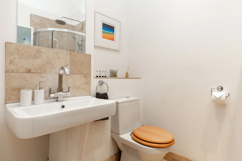 Spacious, Light-filled Period Apartment - Central Bath