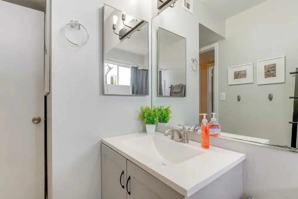 Walk to Conveniences: Tempe Condo w/ Pool!