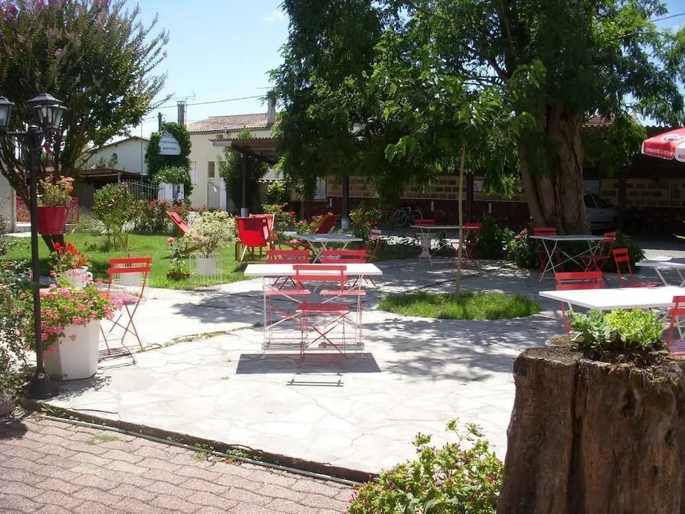 Hotel Les Vieux Acacias