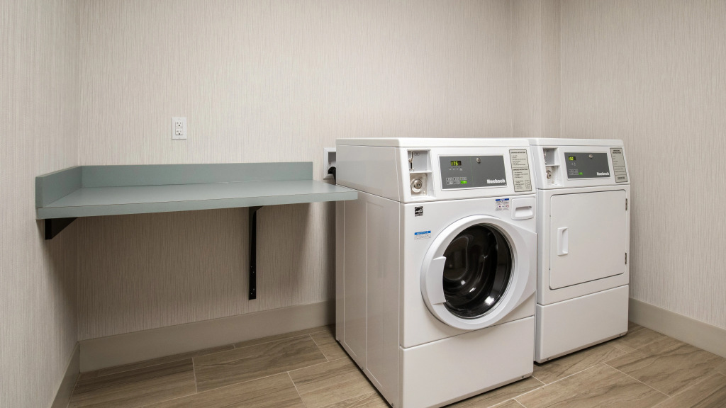 Holiday Inn Express & Suites Racine by IHG