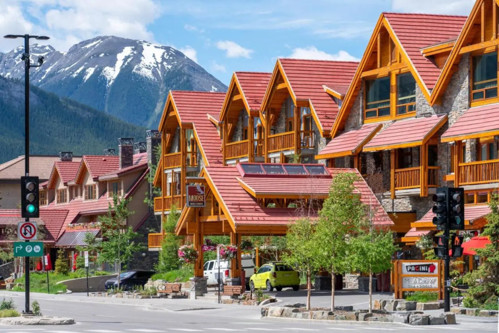 Moose Hotel and Suites