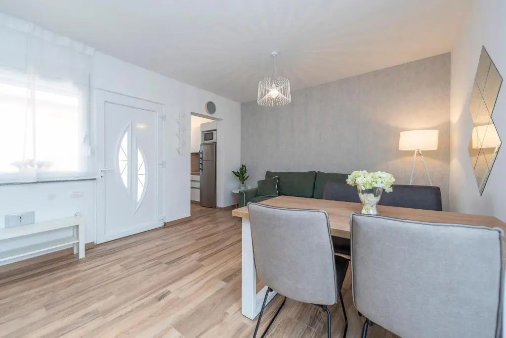LUXURY APARTMENTS - LA VIR 1 & 2