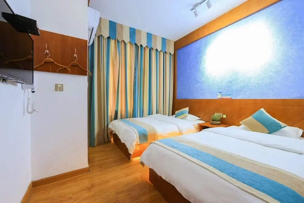 Edinburgh Hostel - Coffee bar - Western breakfast -Travel expert -Good location-English reception-Ticket service-Tourism planing-Laundry-Camara-Drone gopro