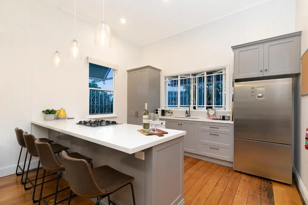 The Indooroopilly Queenslander - 4 Bedroom Family Home - Private Pool - Wifi - Netflix