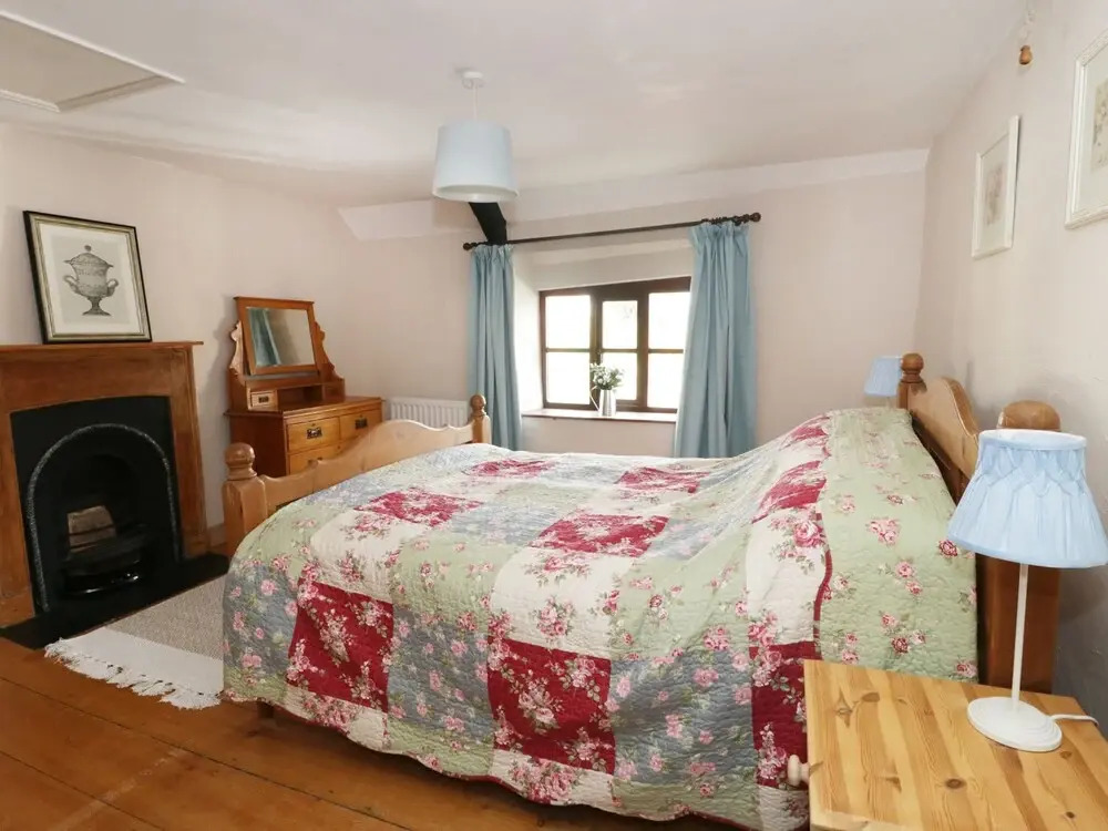 2 Wisteria Cottages, Chard