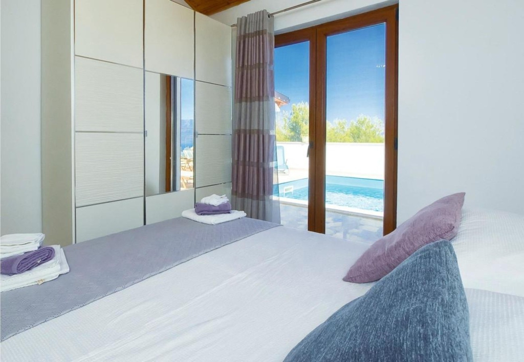 Holiday house Anabella - open swimming pool: Supetar, Island Brac