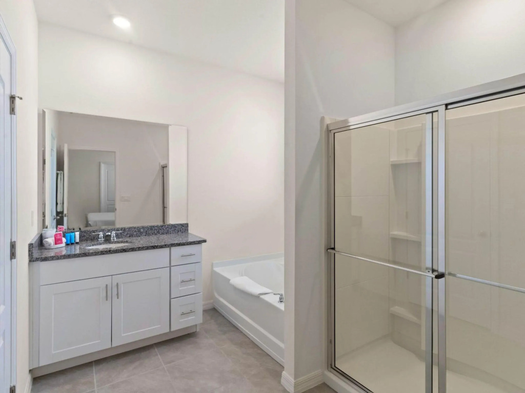 Upstay - Solterra Resort Home w Hot Tub and Pool, Davenport