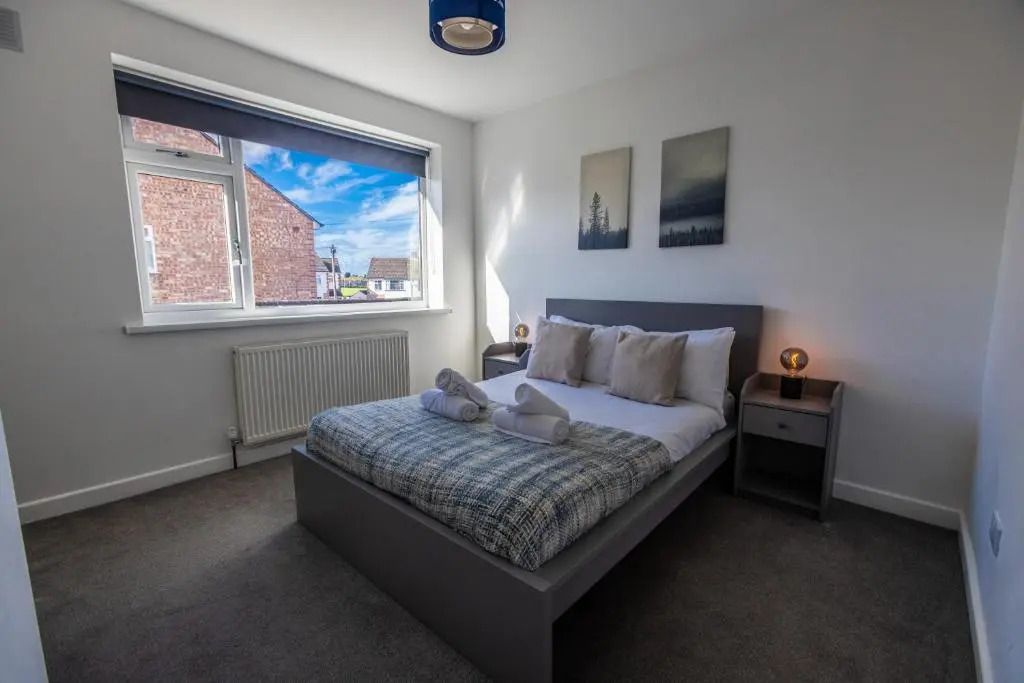 Modern 3-Bed House with Parking - Sleeps 7!