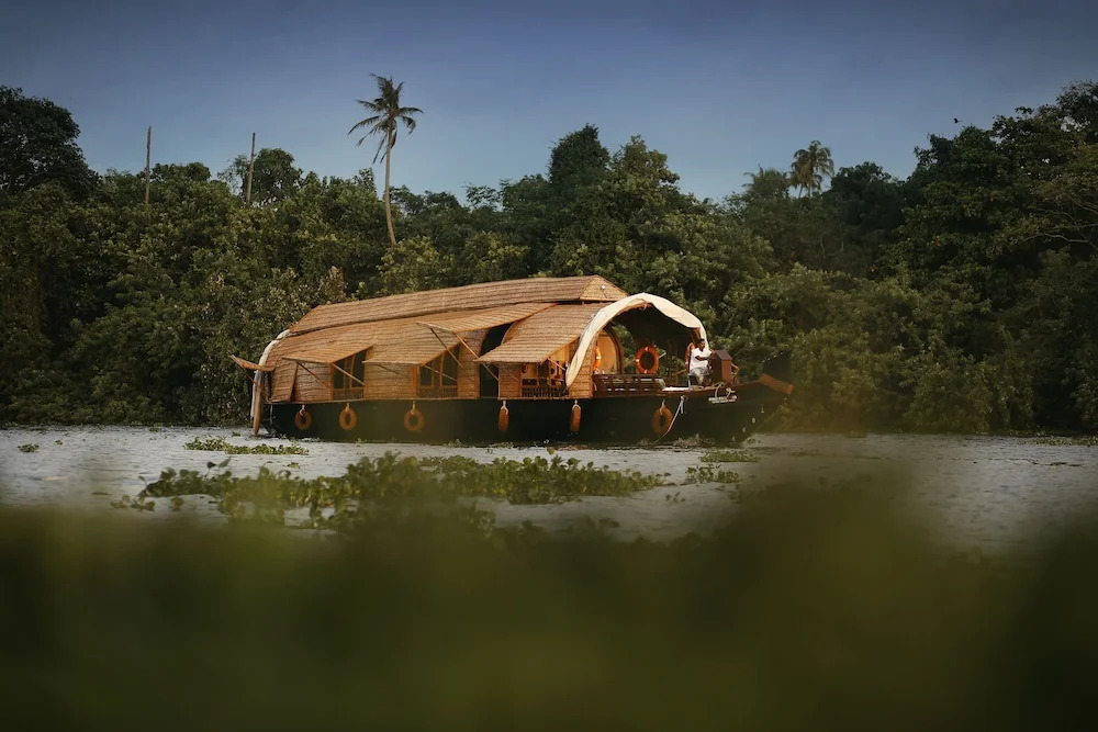 Spice Coast Cruises CGH Earth-Houseboat