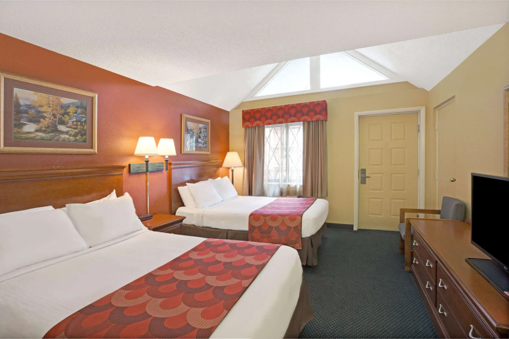 Super 8 by Wyndham Downtown Gatlinburg at Convention Center
