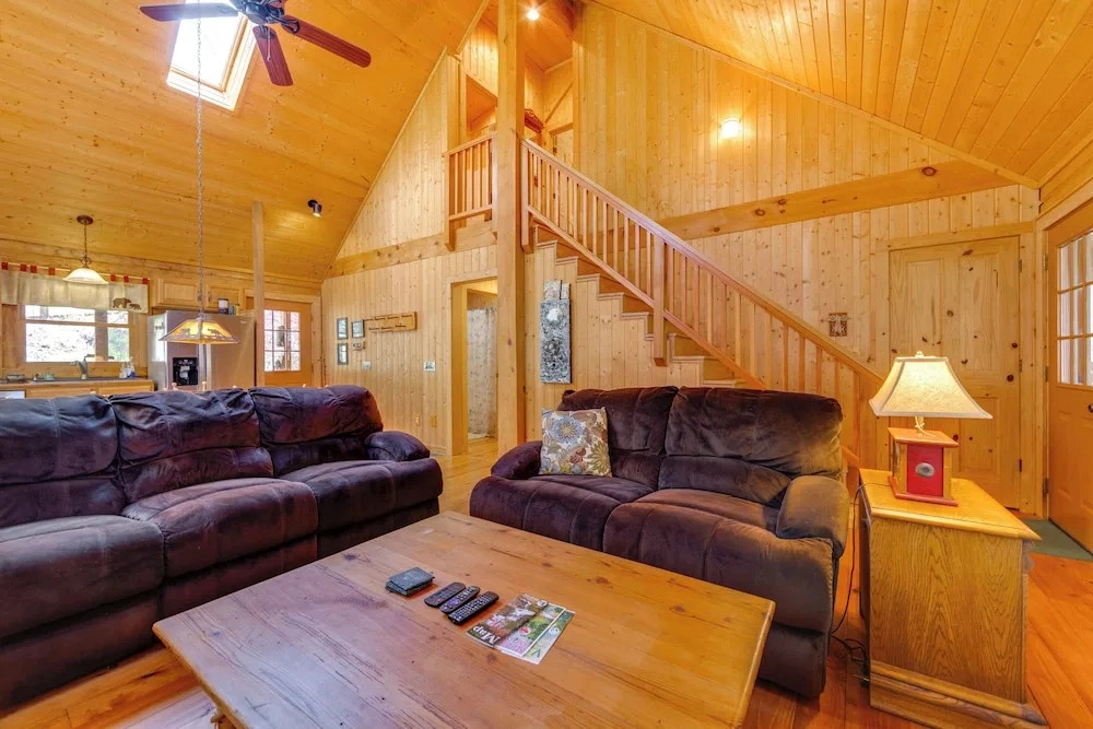 5 Mi to 9-hole Golf! Creekside Sapphire Escape