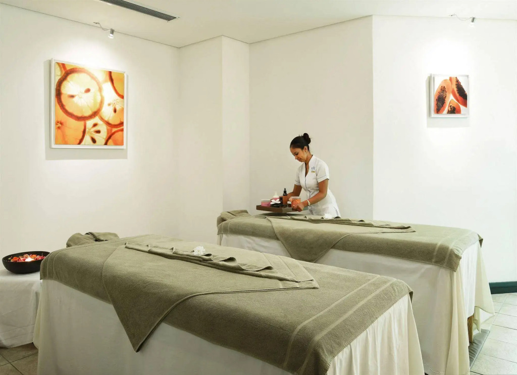 Victoria Beachcomber Resort & Spa
