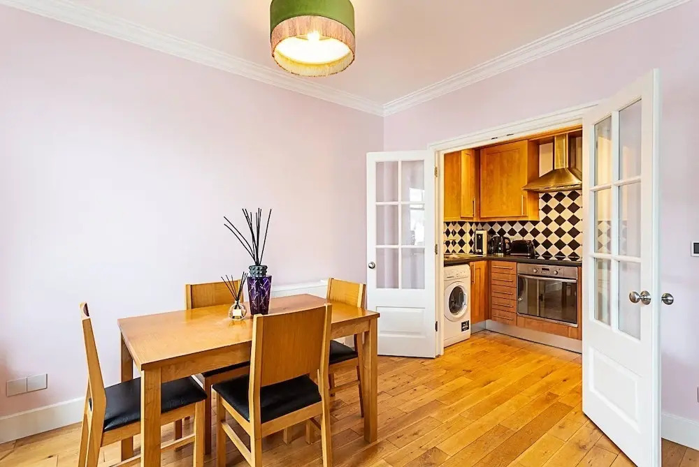 Chic Gunter Grove Flat - London Retreat