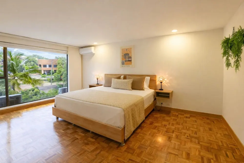 401 - Luxury 4BR Retreat With Private Bathtub and AC