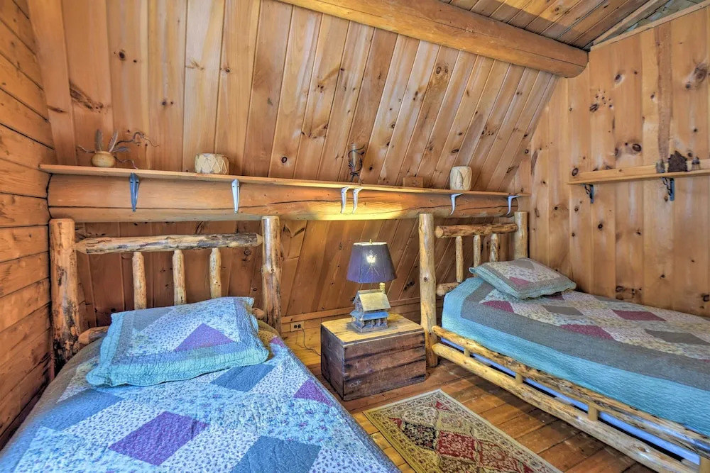 Rustic Madison 'treehouse' Cabin With Game Room!