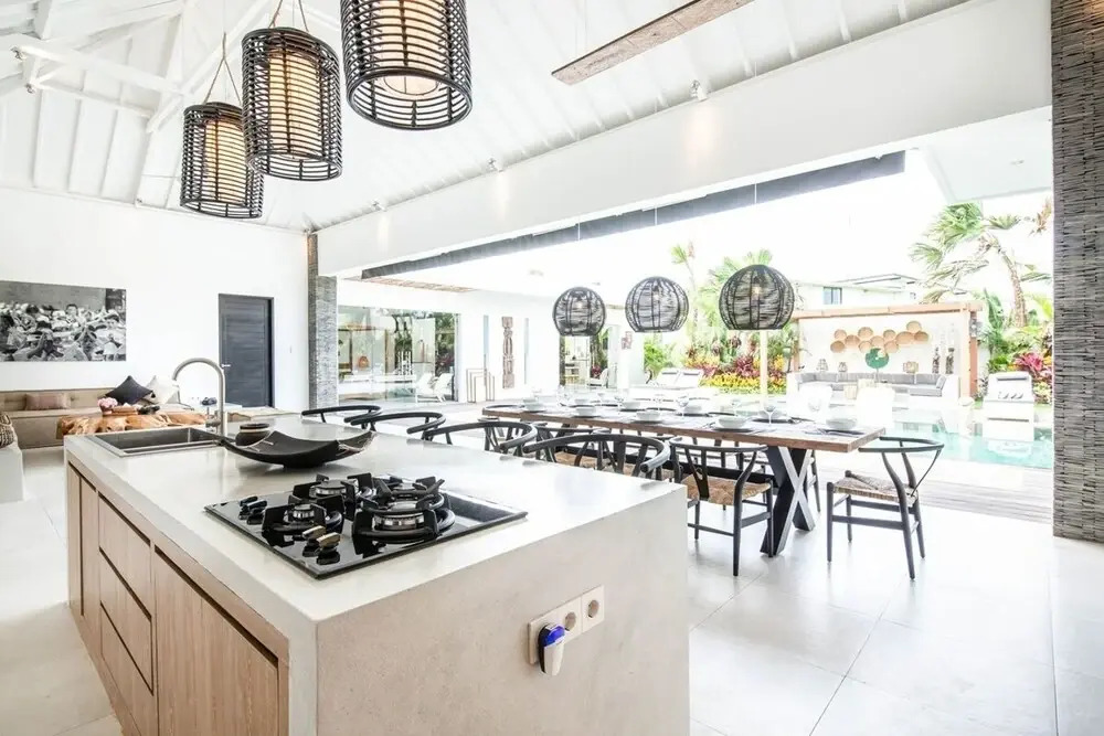 Spectacular 4BR Villa, 400m to Beachfront Elegance