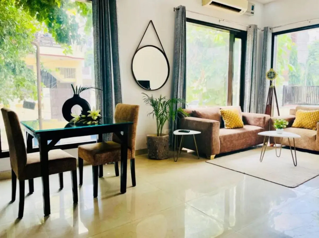Bluo 3Bhk - Dlf Galleria - Bathtub, Balcony