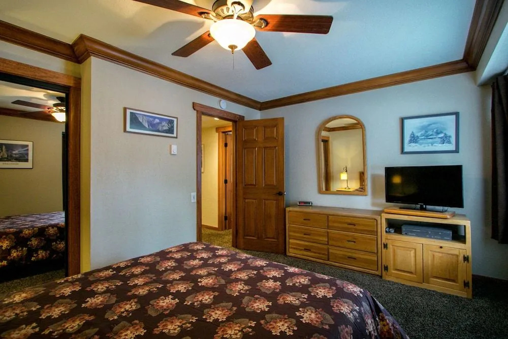 Horizons 4 168 Updated Upstairs Unit with Private Washer Dryer, Walk to Town, On Shuttle Route to Lodges by RedAwning