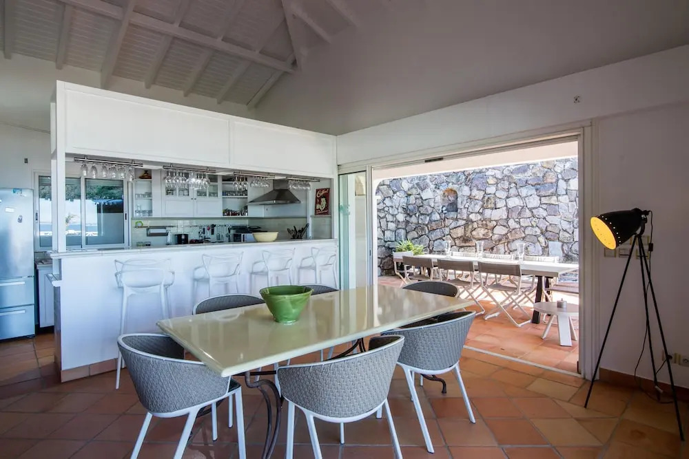 Stunning Ocean Views, Large Heated Pool, Walk to the Beach, AC, Free Wifi