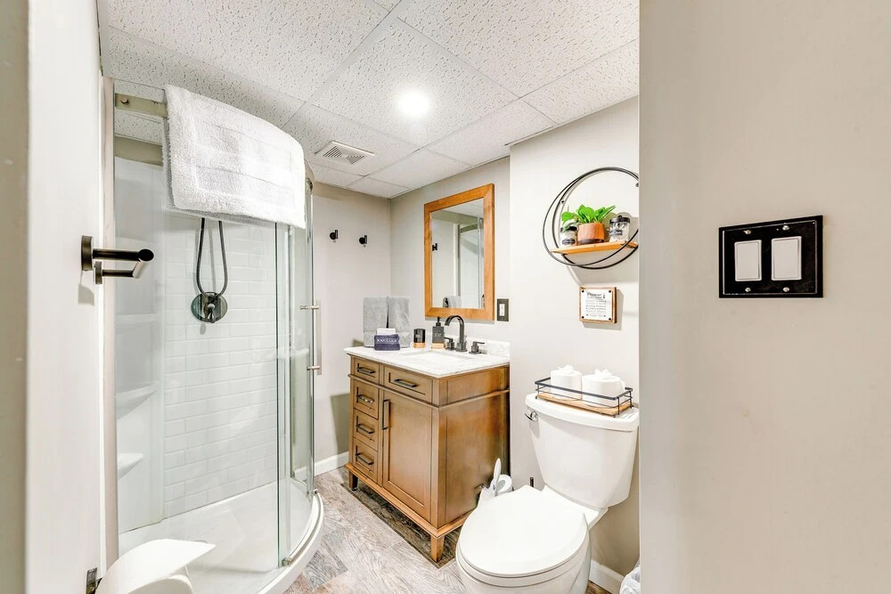 Pocono Lake House Hideaway: Hot Tub & Theater Room