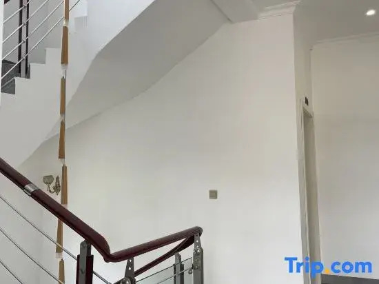 Mangshi Lumingshe B&B (Huancheng East Road)